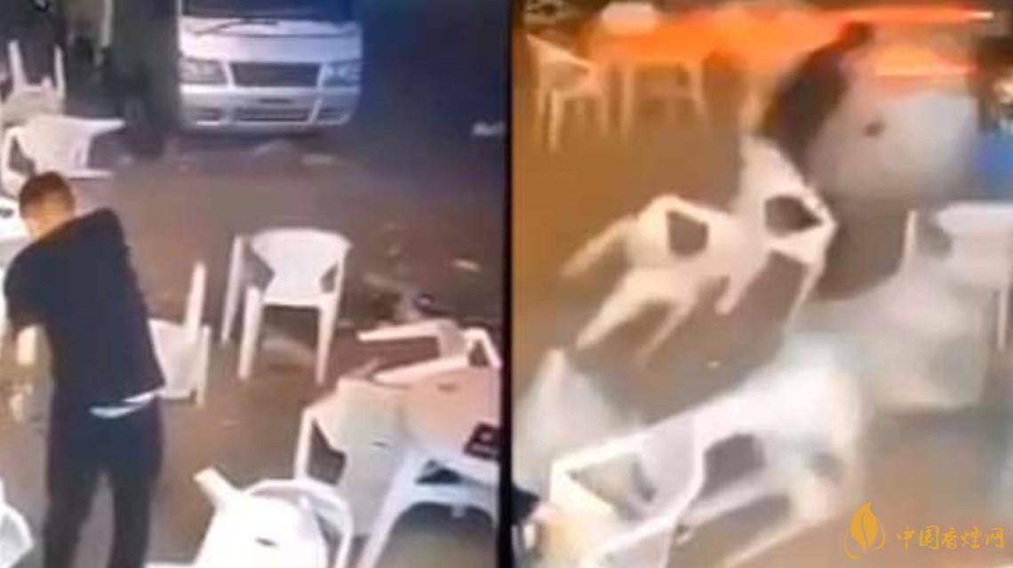 警方通報(bào)小車沖過(guò)夜市撞飛數(shù)人 這一幕太驚險(xiǎn)了！