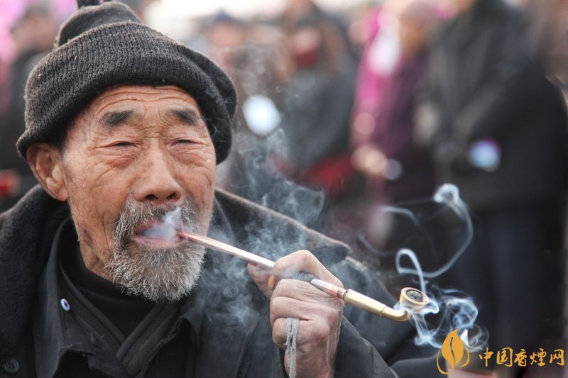 旱煙和煙卷哪個危害大，旱煙袋很有講究