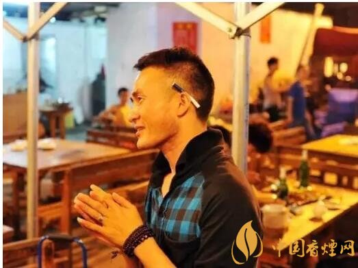 香煙夾耳朵上是怎么來的，耳夾煙是男人的專利